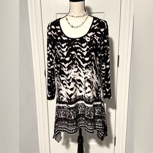 NWT Investments Black & Creamy White Tunic